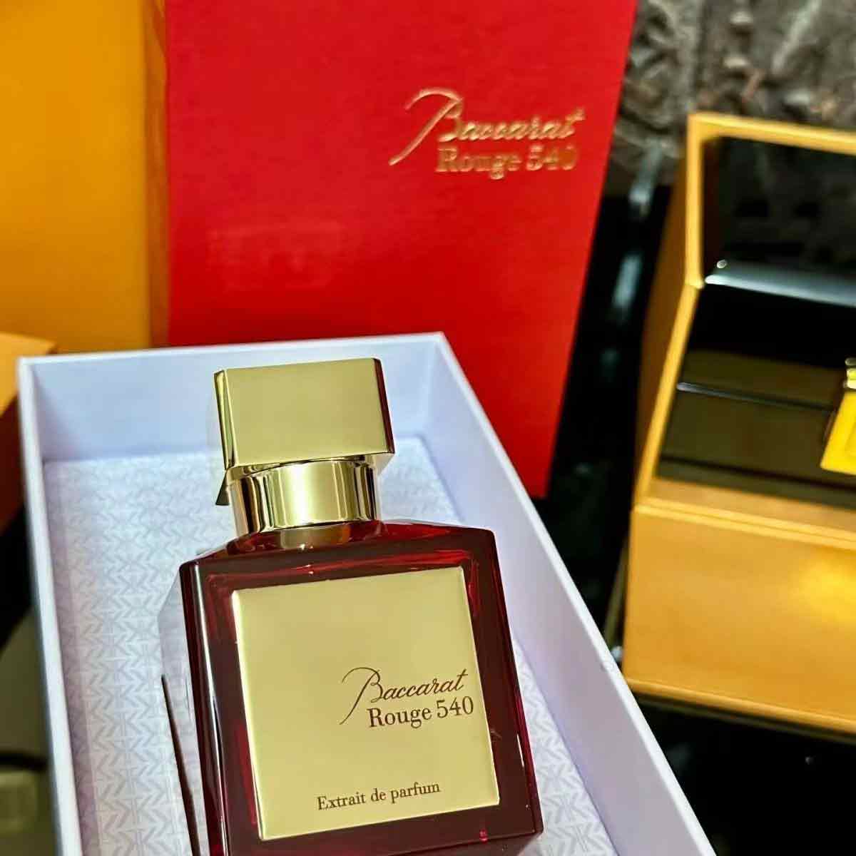 バカラ540エッセンス香水は、豊かで魅力的なオリエンタルフロ - Home Fragrance Red Wine のレビューと価格